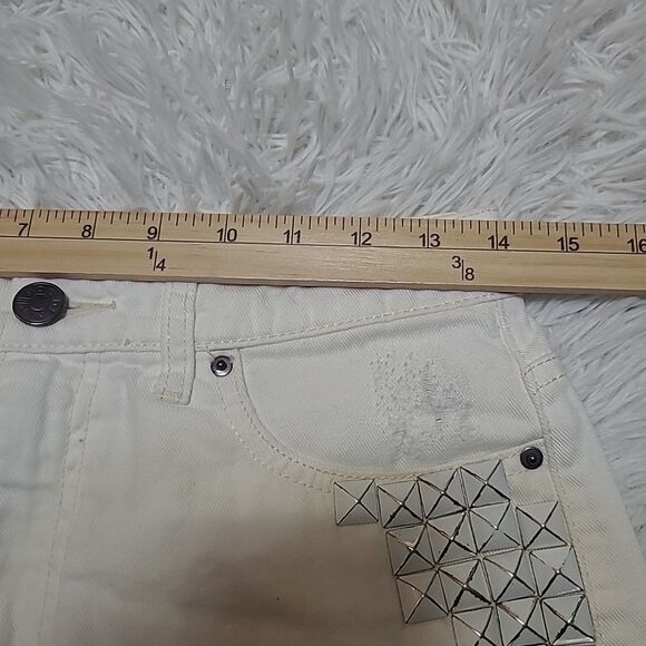 Urban Outfitters BDG High Rise Dree Cheeky Size 28W White Studded Denim Shorts - Picture 10 of 12